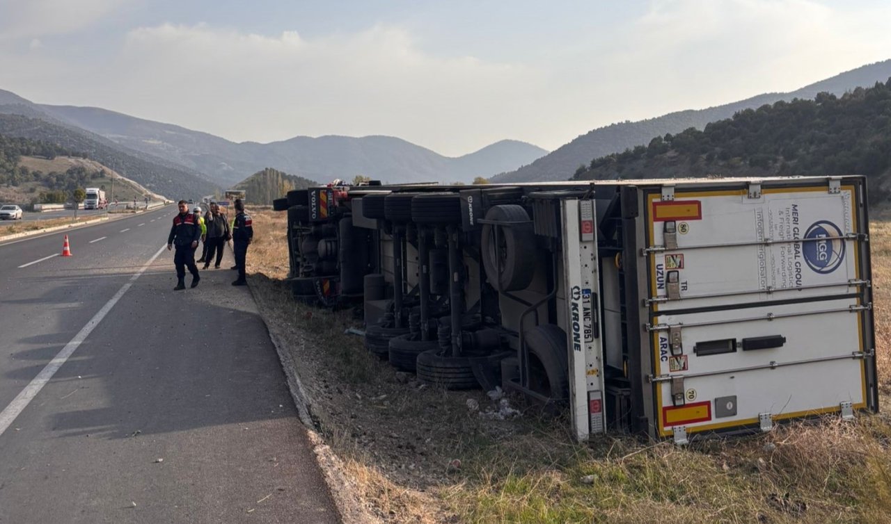Trafik polisi cam kırıkları ve taş dökülen yolu fırçayla temizledi