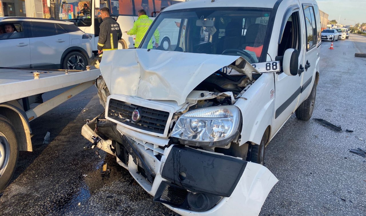 Kavşakta iki araç çarpıştı: 4 yaralı