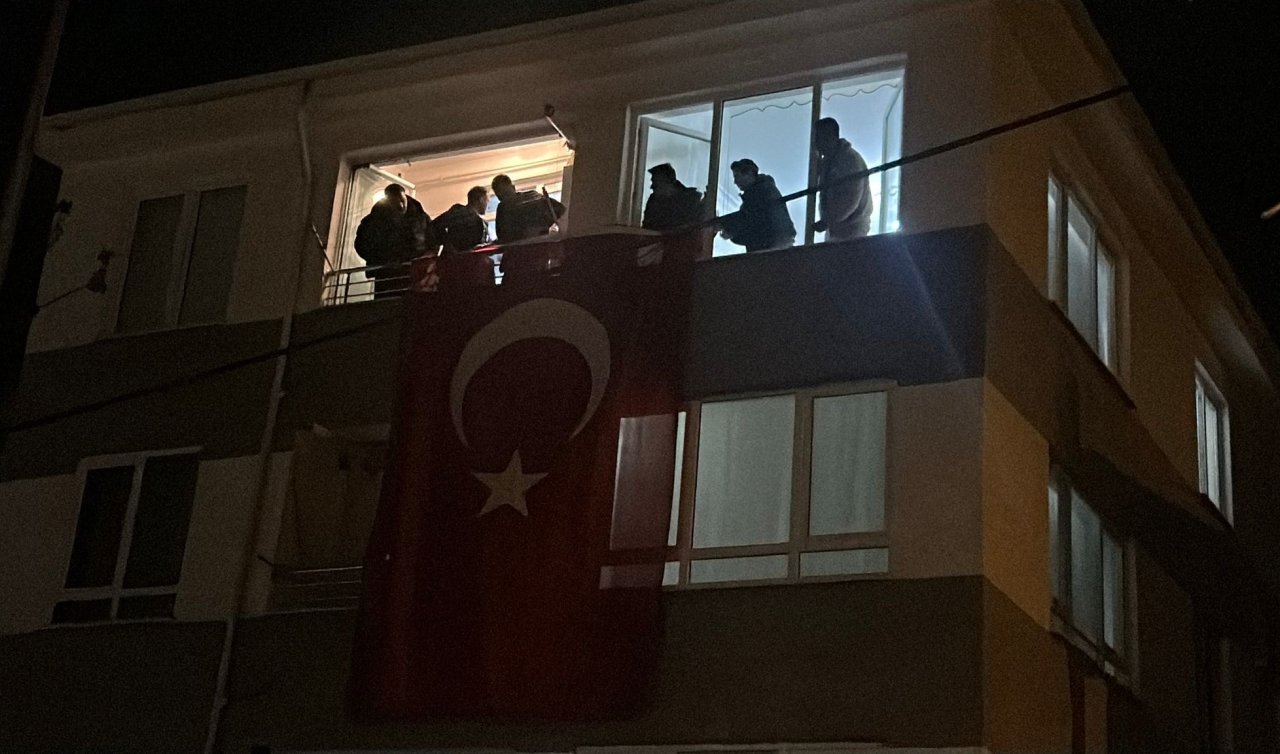 Şehidin ailesine acı haber ulaştı! Baba ocağına dev Türk bayrağı asıldı