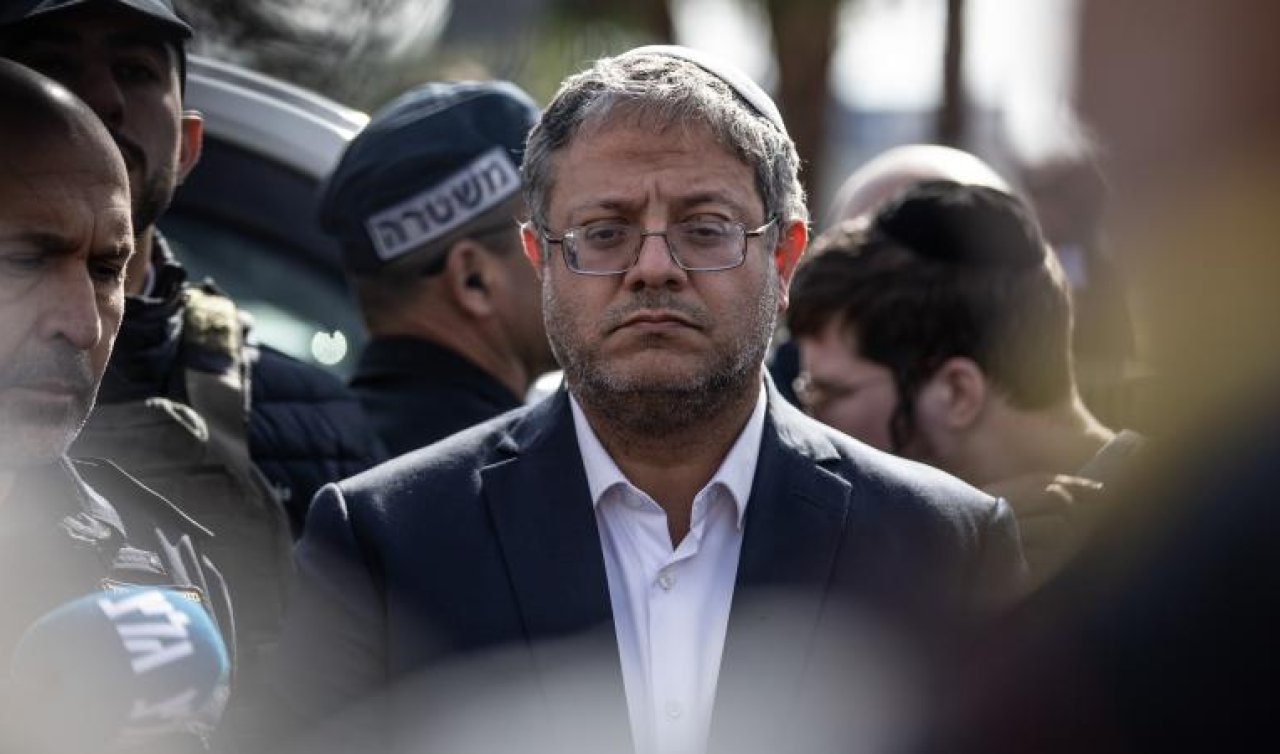 İsrail’in soykırımcı bakanı Ben-Gvir idam cezası oylamasının kabulünden sonra Mecliste tatlı dağıttı