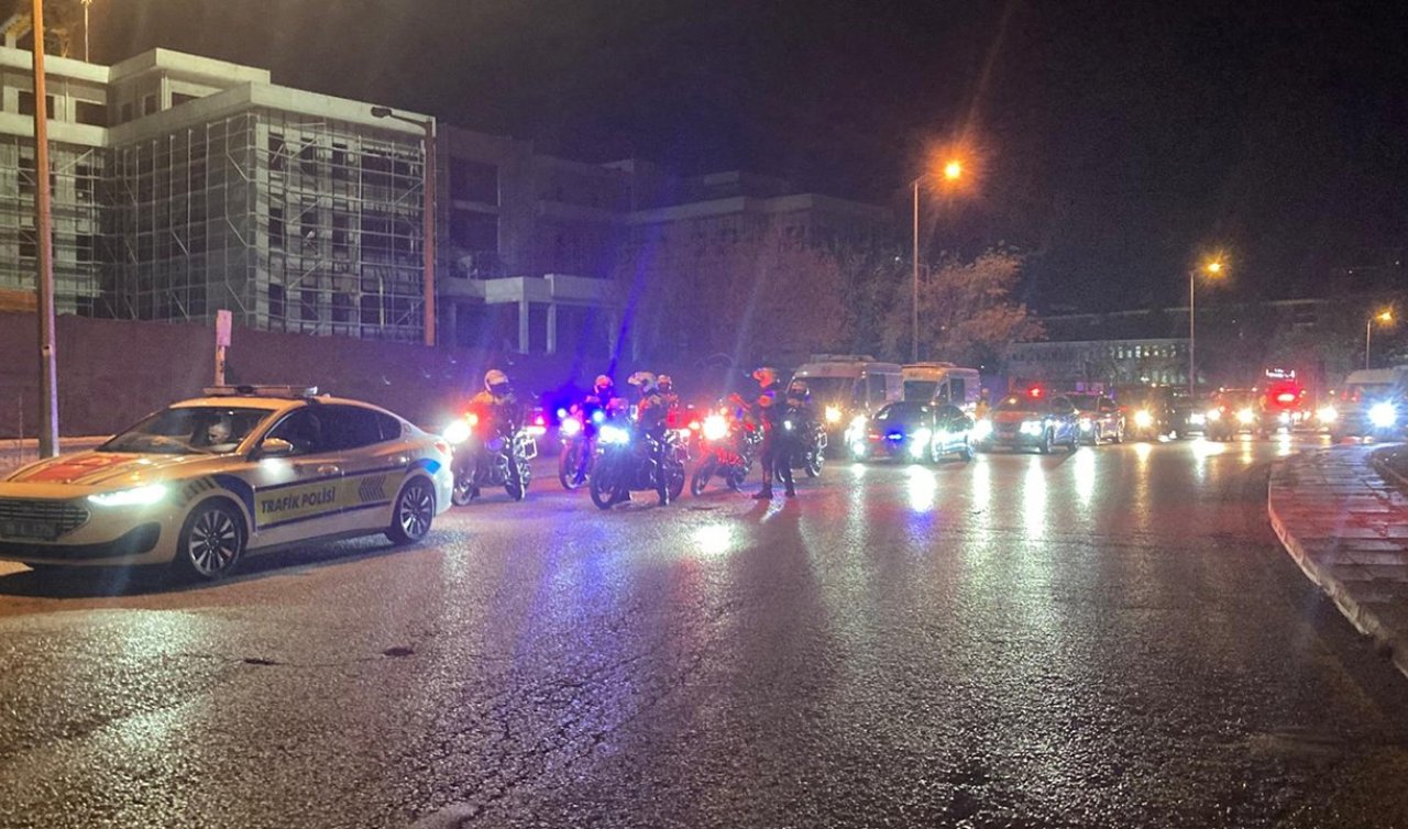 Şehit askerlerimizin cenazeleri tören alanına götürüldü