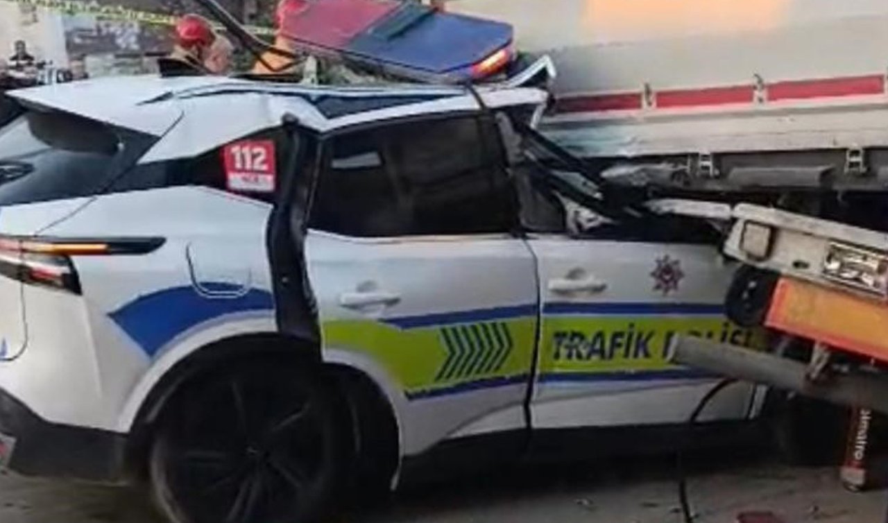 Trafik polislerinin bulunduğu ekip aracı TIR’a çarptı! 1 polis şehit oldu 1 polis ağır yaralandı