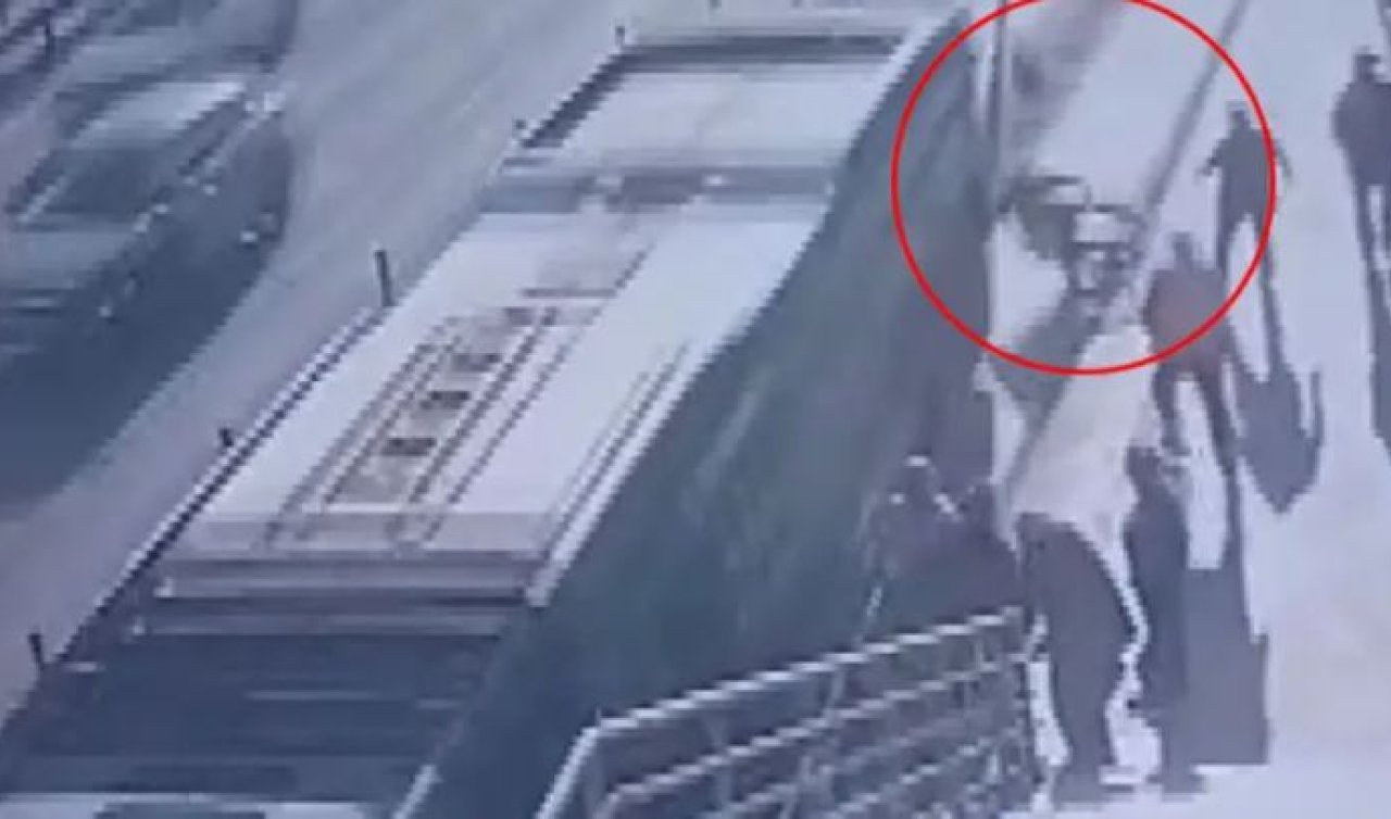 Metrobüsün çarptığı engelli yolcu hayatını kaybetti! Kaza anı kamerada