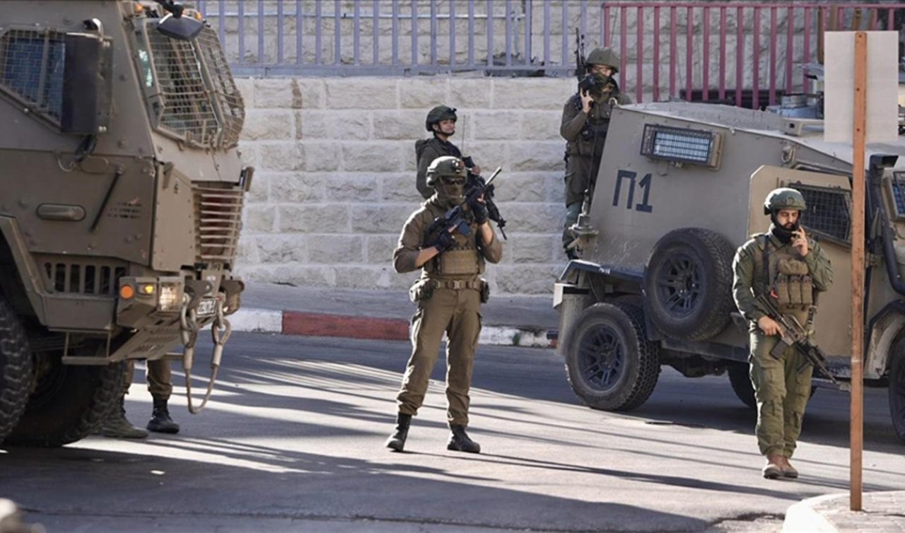 Batı Şeria’da bir beldeye baskın düzenleyen işgalci İsrail ordusu Filistinlilere ateş açtı