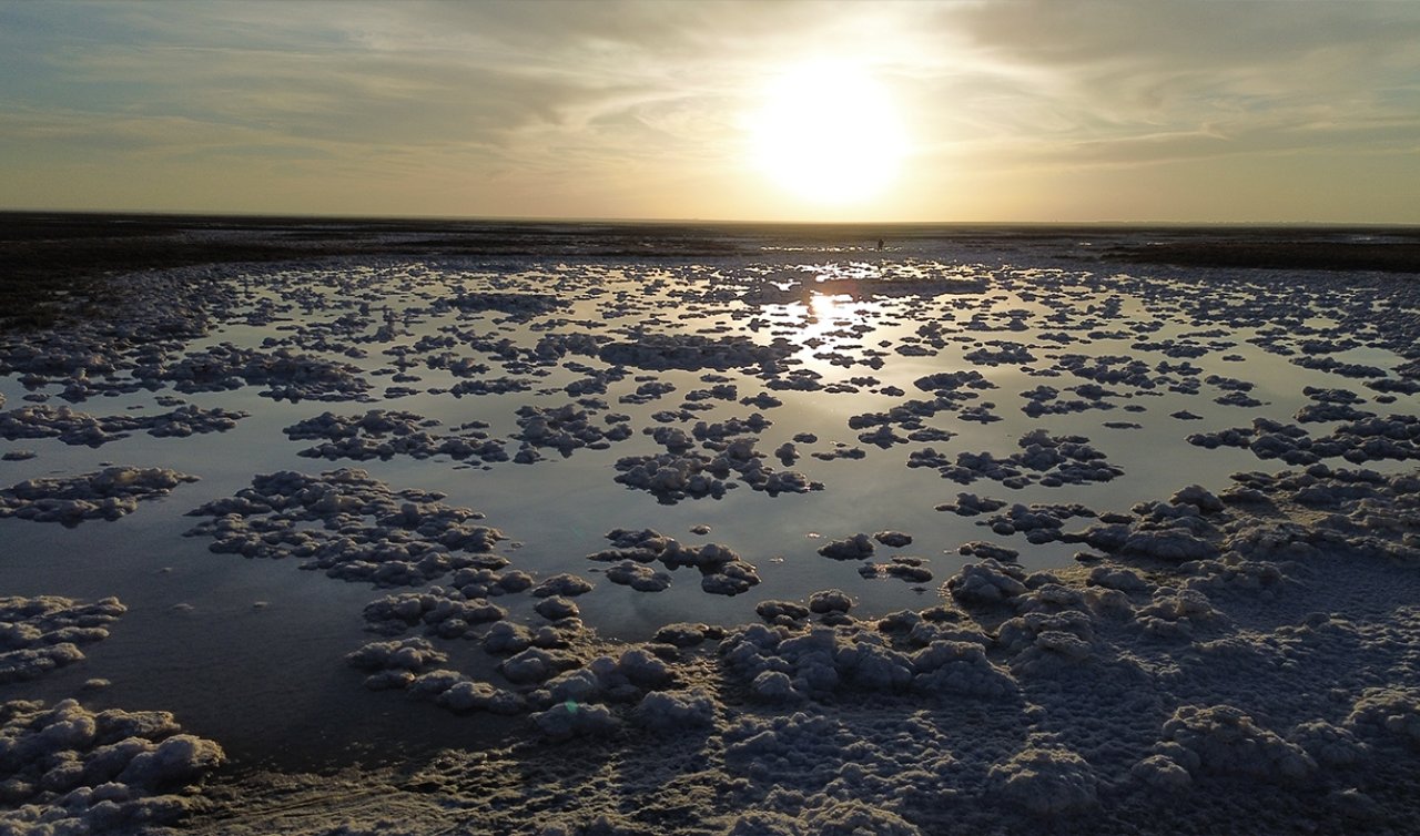 Konya’da Tuz Gölü oluşan kütlelerle fotoğraf tutkunlarını çekiyor