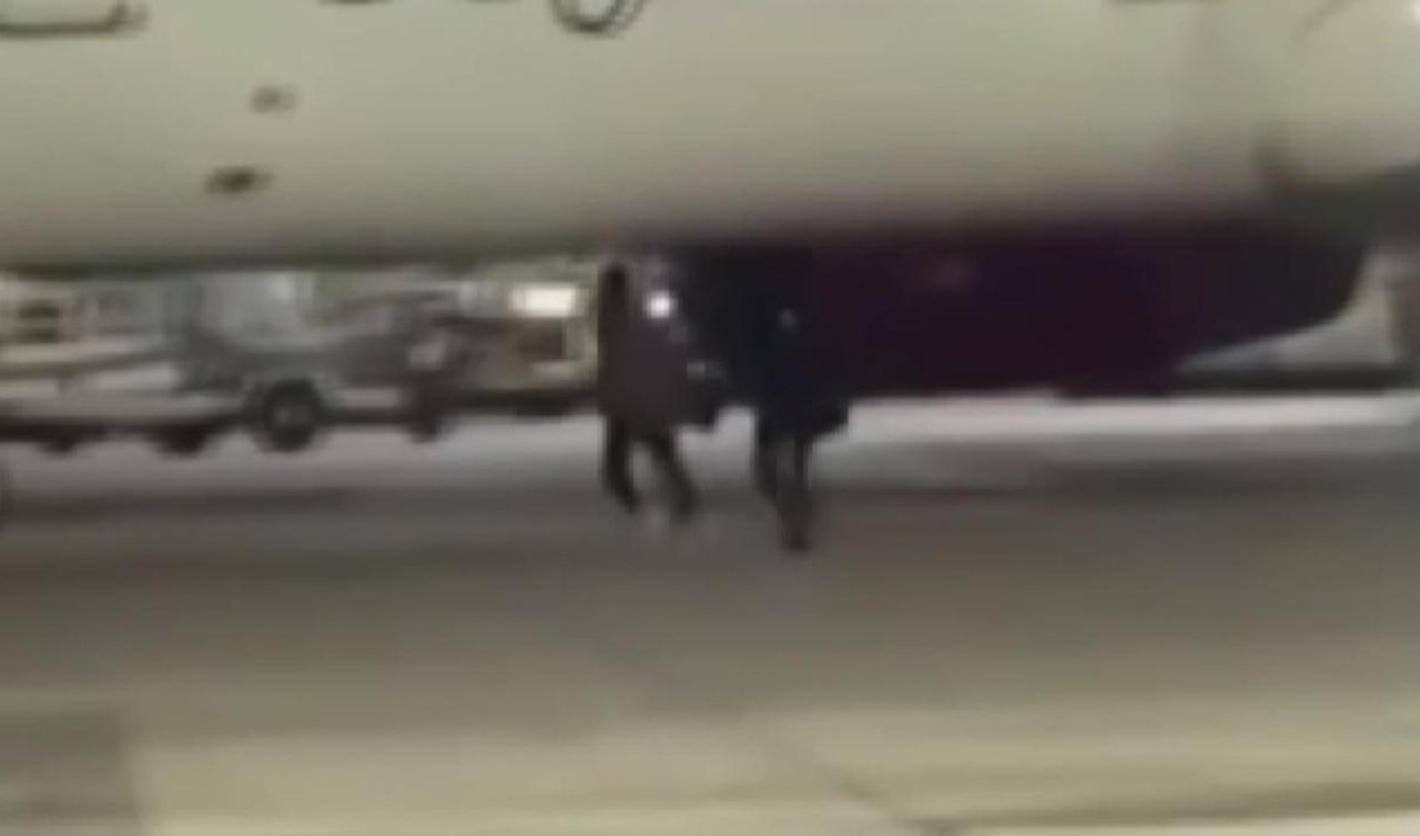 Almanya’da uçağı kaçıran yolcular piste koştu!