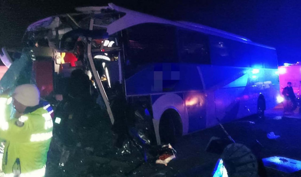 Yolcu otobüsü ile servis minibüsü çarpıştı: 1 ölü 14 yaralı