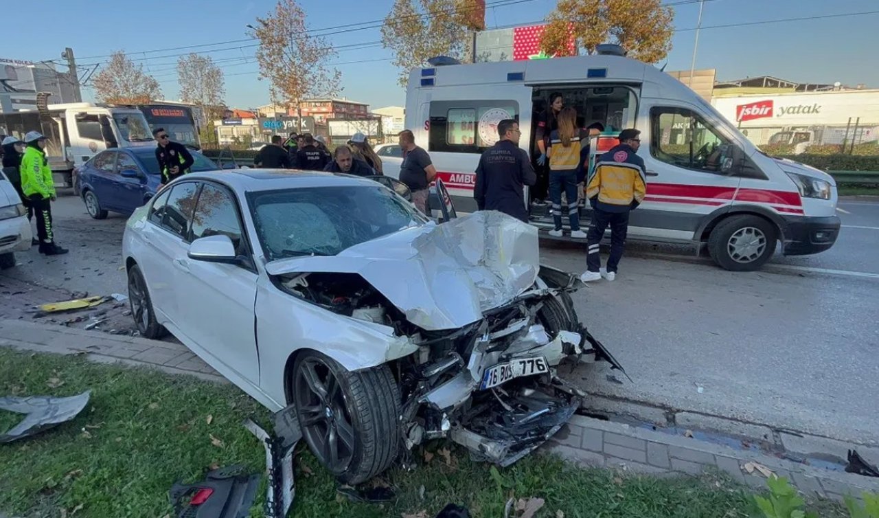 Yarışan otomobiller belediye otobüsüyle çarpıştı: 14 yaralı
