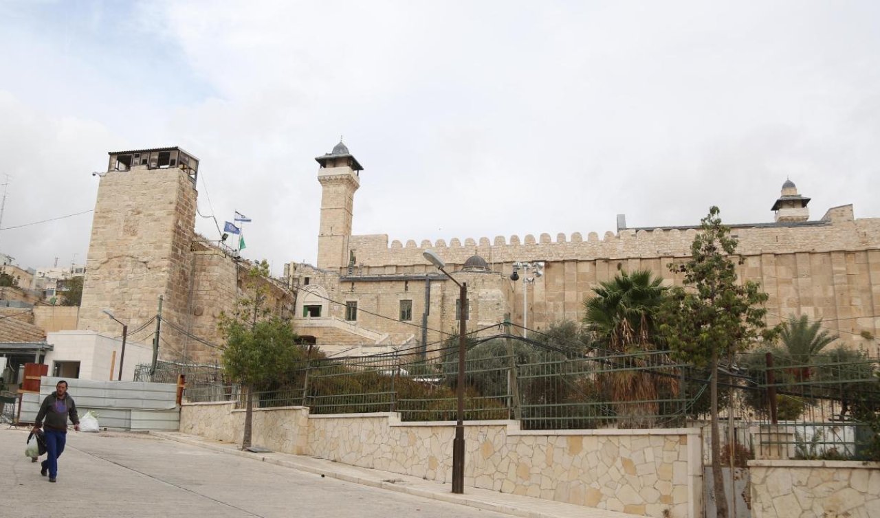 Filistinli yetkililer işgalci İsrail’in Harem-i İbrahim Camii’ndeki ihlallerine dikkat çekti