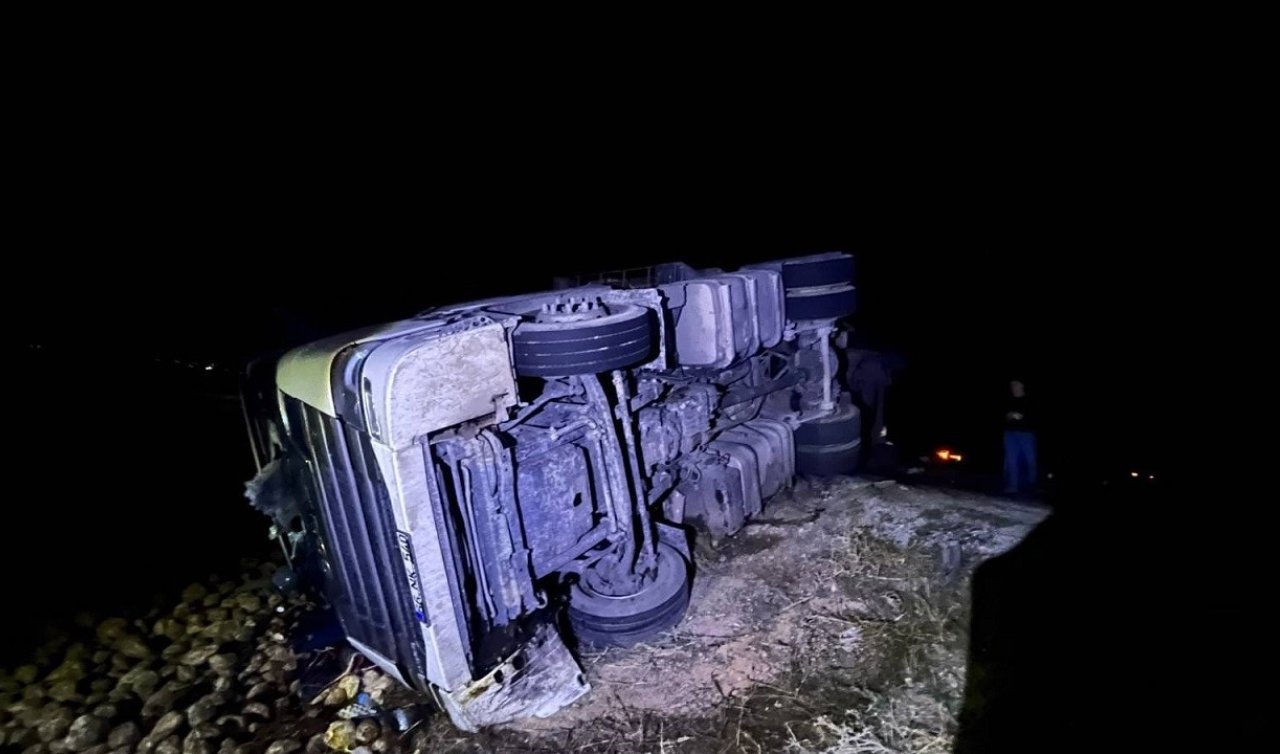 Devrilen tırın sürücüsü öldü