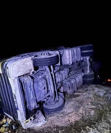 Devrilen tırın sürücüsü öldü