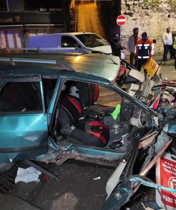 Hatalı sollama sonucu meydana gelen kazada araç hurdaya döndü