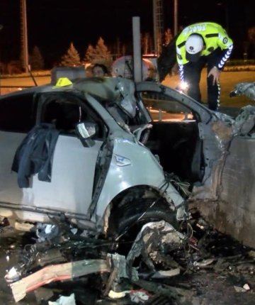 Otomobiliyle gişelere çarpan doktor hayatını kaybetti