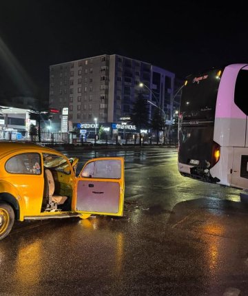 Otobüse arkadan çarpan otomobildeki 3 kişi yaralandı