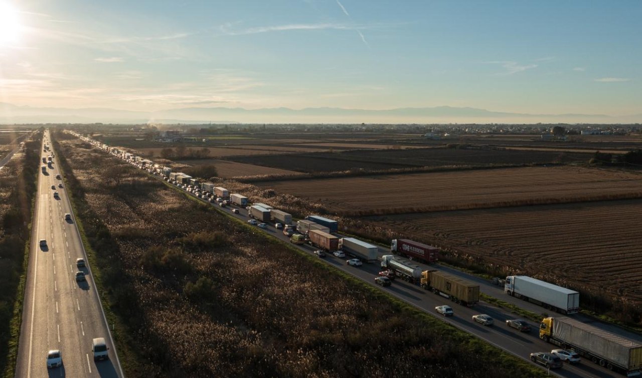Yunanistan’da çiftçiler Atina-Selanik yolunu trafiğe kapattı
