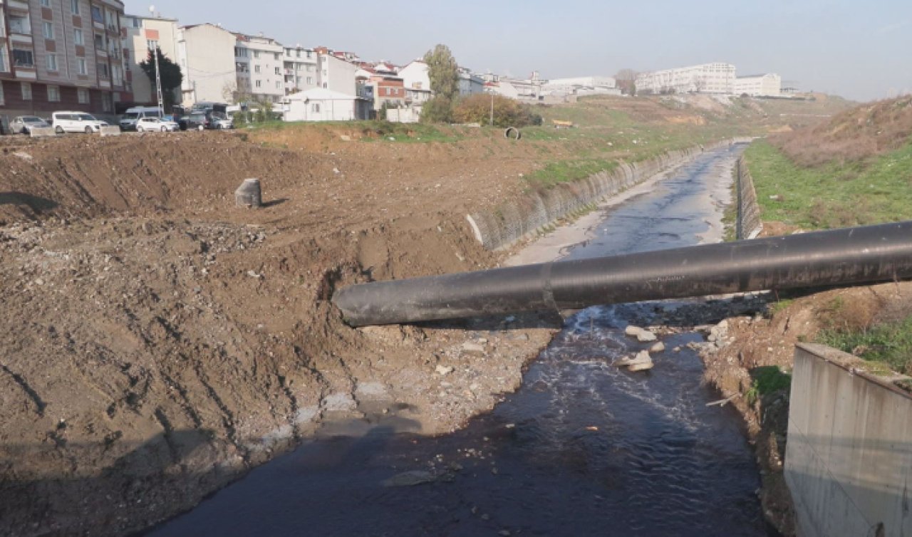 Haramidere’nin rengi kırmızıya döndü: Kötü koku mahalleyi sardı