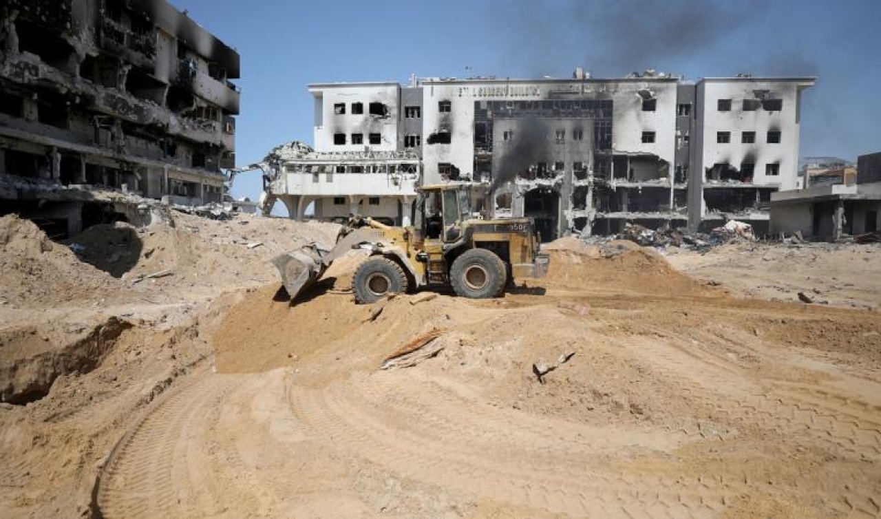  Gazze’deki Şifa Hastanesinin bahçesine defnedilen cenazelerin nakline başlanacak