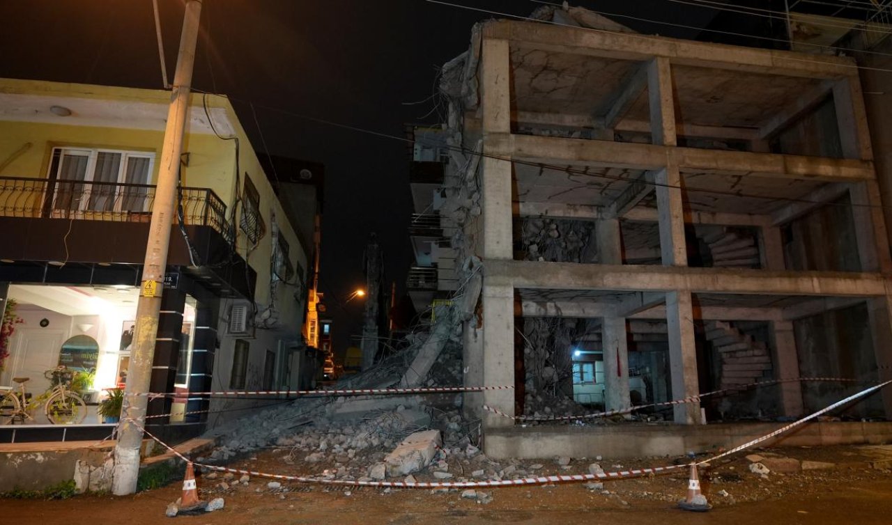 Yıkım sırasında kopan beton parçaları yandaki eve zarar verdi