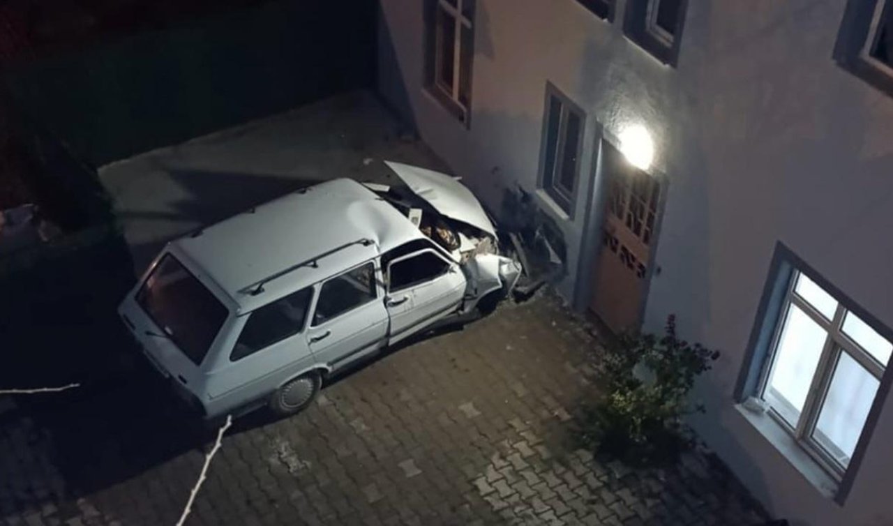  Kontrolden çıkan araç evin duvarına çarptı: 1 ölü 1 yaralı