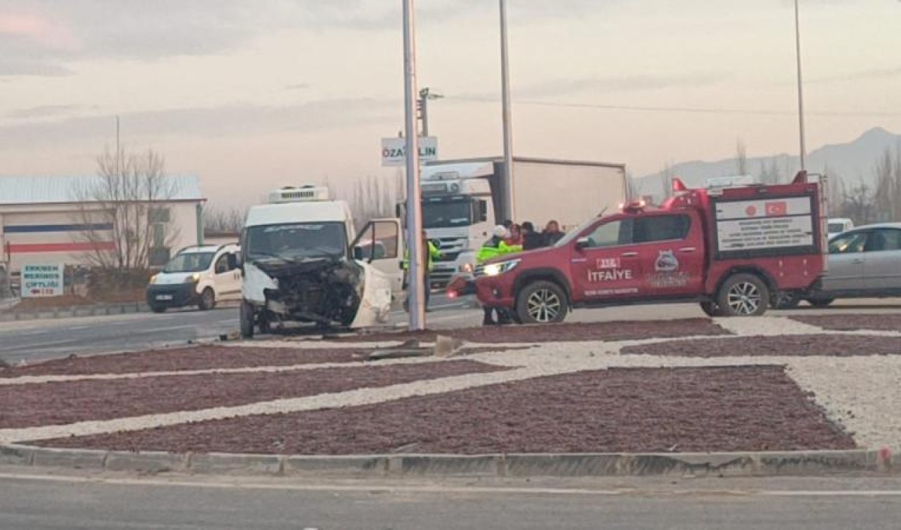 Öğrenci servisi ile kamyonet çarpıştı: 14 yaralı