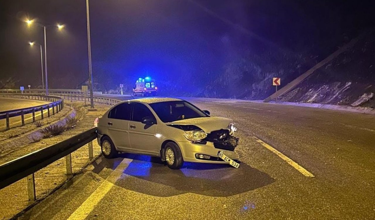 Kulu gişelerinde kontrolden çıkan otomobil bariyerlere çarptı