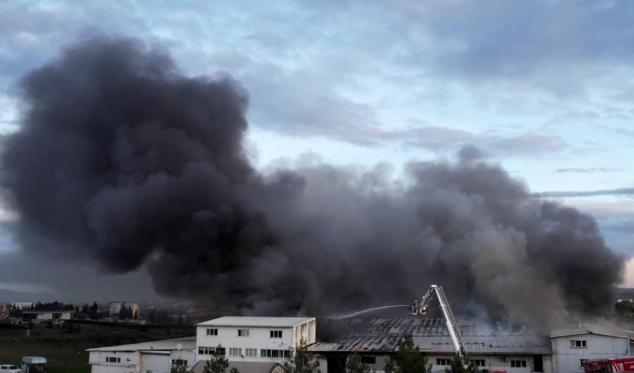 Kauçuk üreten bir fabrikada yangın çıktı