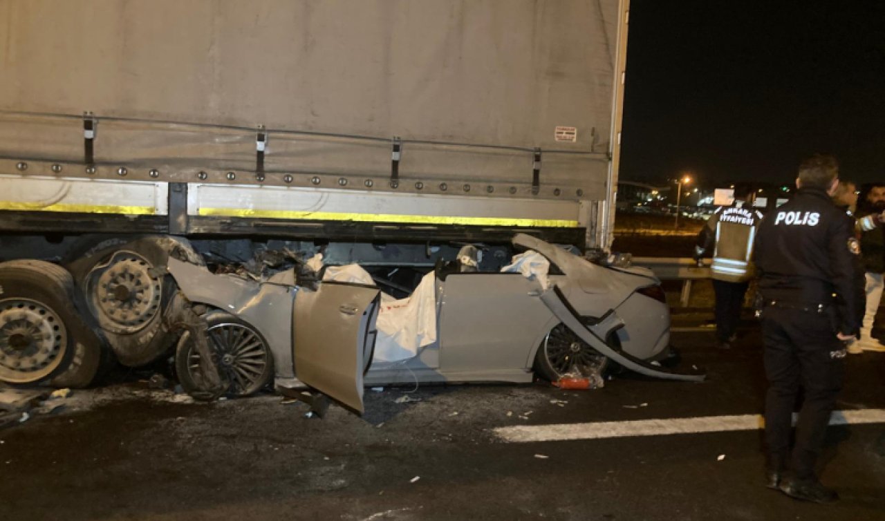 Feci kaza! Otomobil tıra arkadan çarptı: 2 ölü 1 ağır yaralı