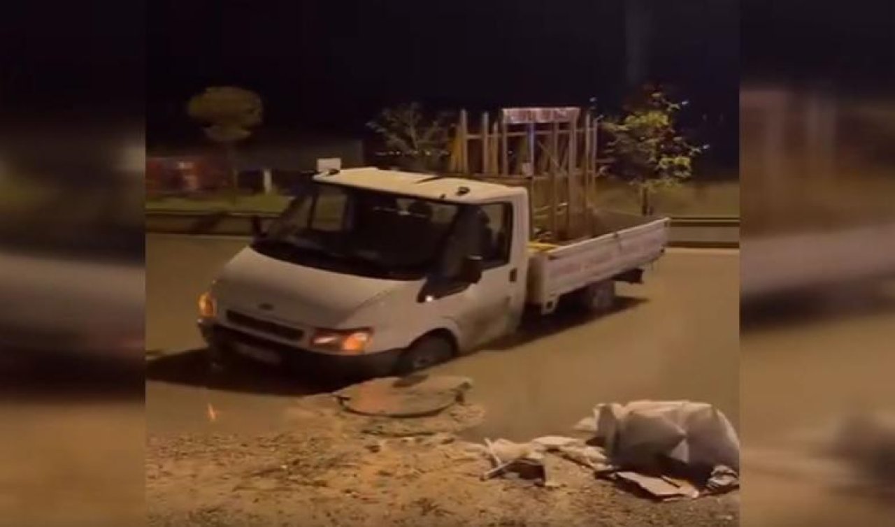 Yağıştan çöken yolda bir kamyonet mahsur kaldı