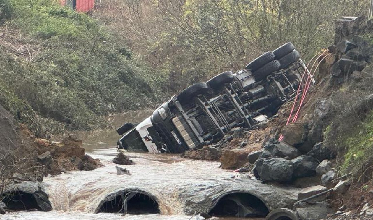  Yol çöktü: İki araç dereye düştü