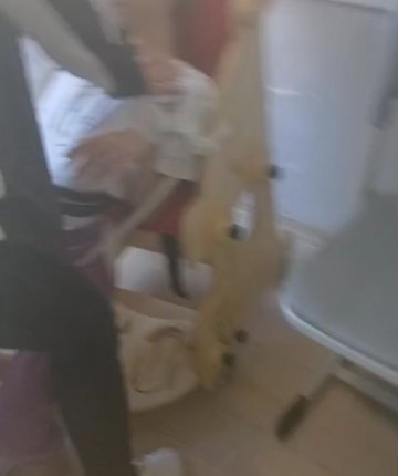 Otizmli öğrencilerin iple bağlanıp ders işlenmesine inceleme