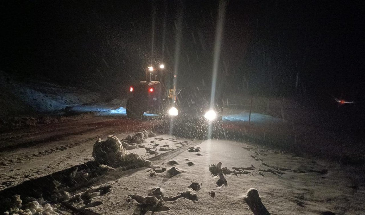Yoğun karda yolda mahsur kalan 10 kişi kurtarıldı