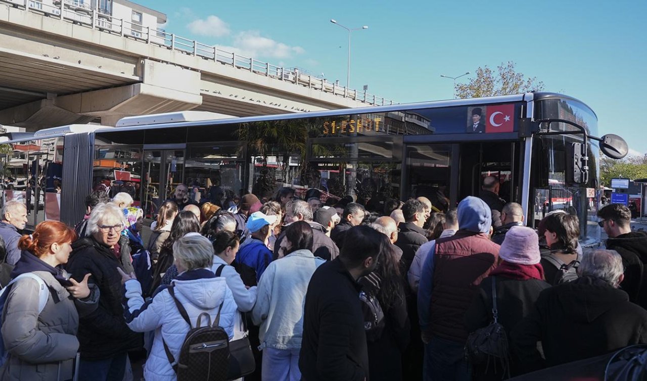 Metro raydan çıktı: Duraklarda yoğunluk oluştu!