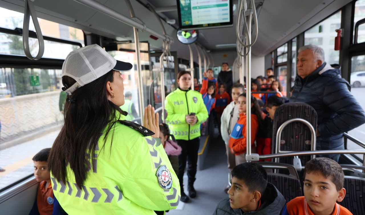 Konya Büyükşehir’in nezaket otobüsü öğrencilere trafik kültürünü aşılıyor
