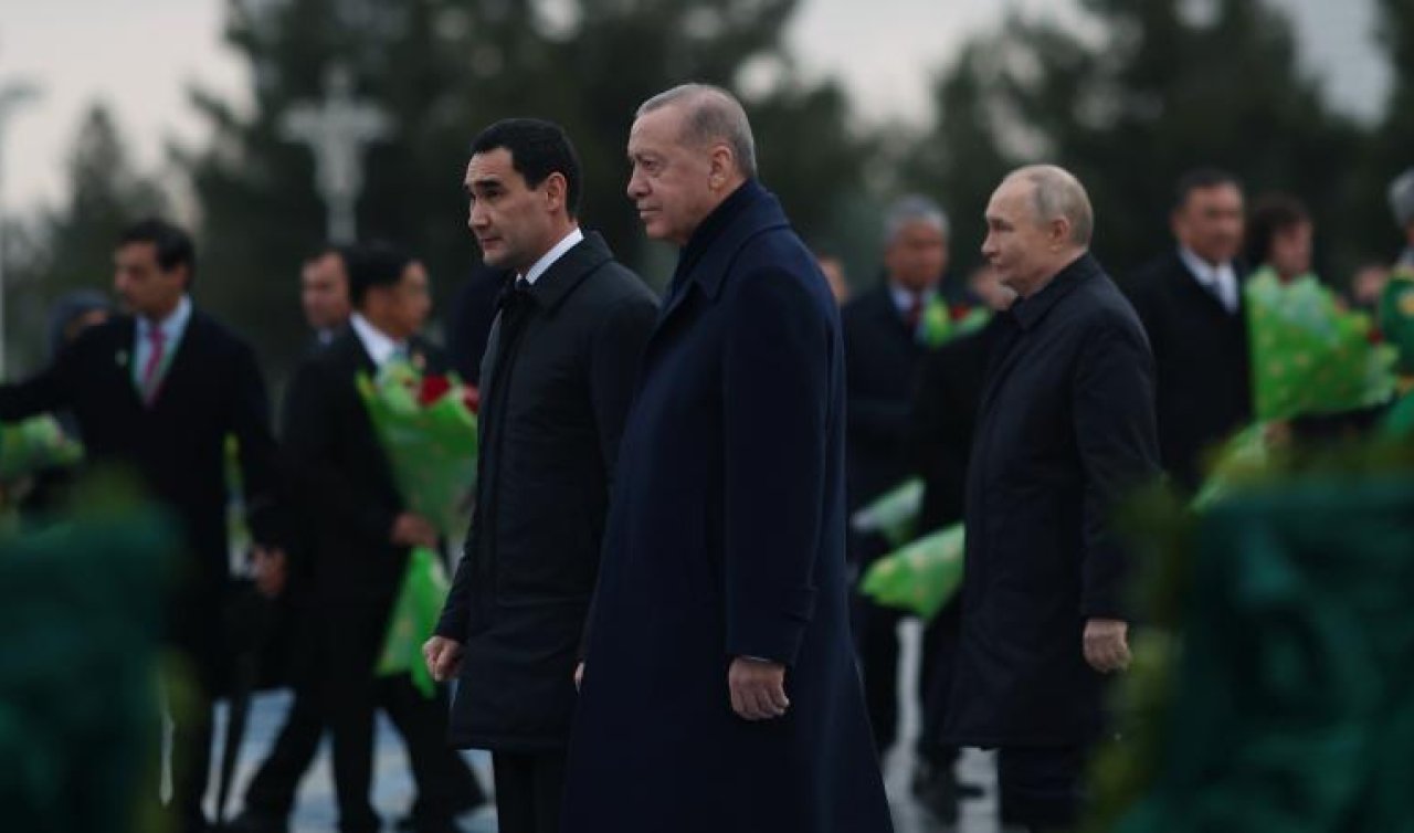 Erdoğan Aşkabat’ta Tarafsızlık Anıtı’na çelenk koyma törenine katıldı