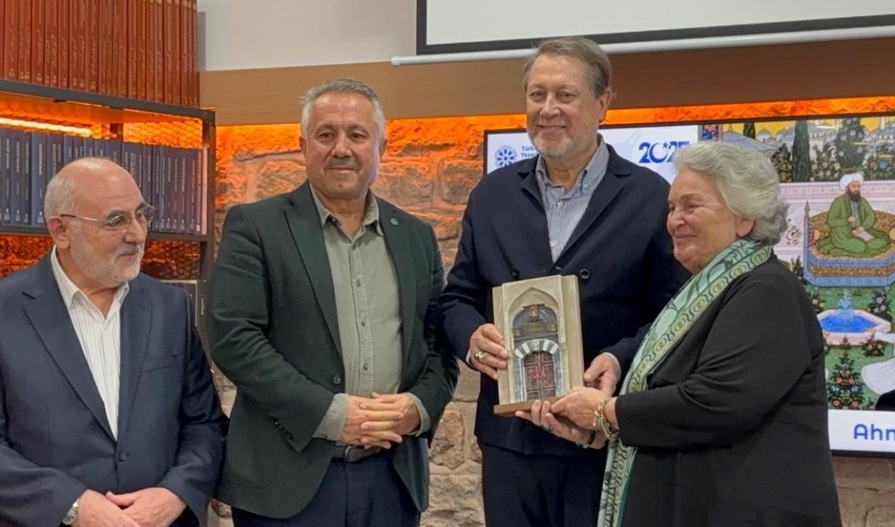 Sanatçı Ahmet Özhan’a Mevlana Türbesi Gümüş Kapısı minyatürü hediye edildi