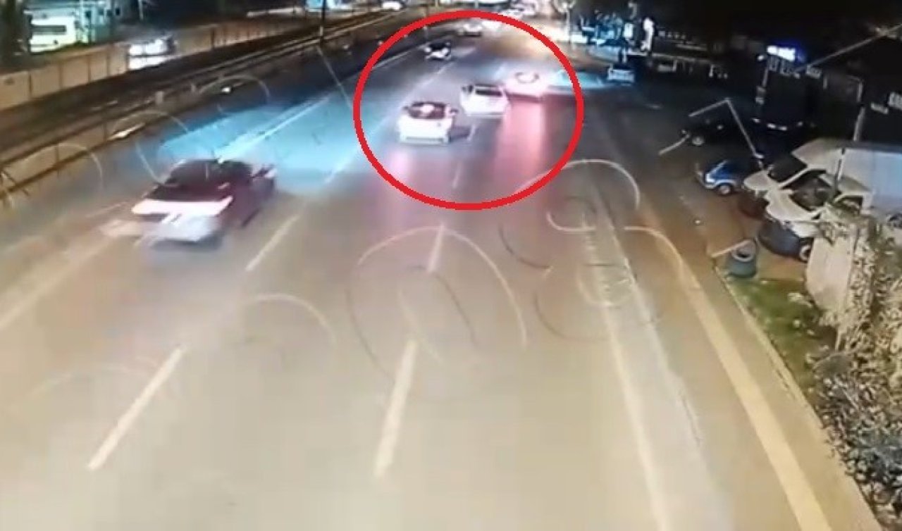 Ehliyetsiz genç ağabeyinin otomobili ile makas atarken kaldırıma çarpıp ters döndü