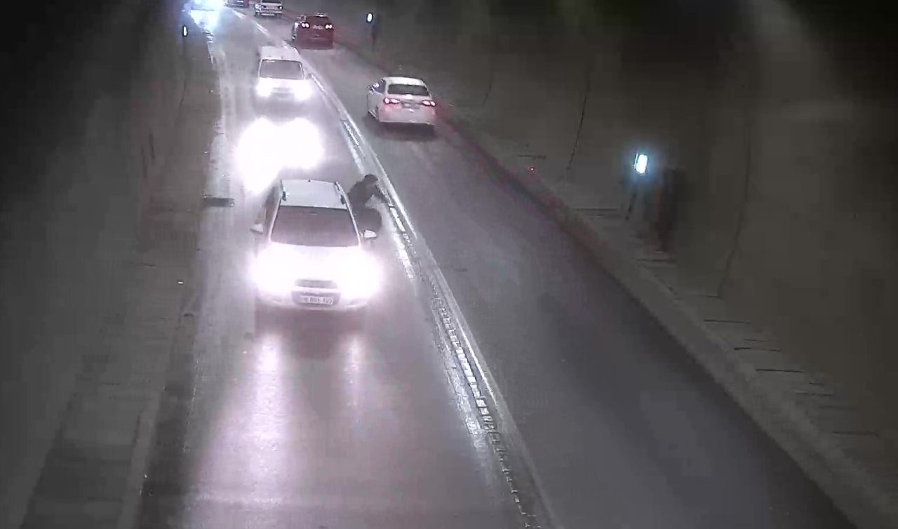 Tünelde bir anda duran otomobile motosiklet çarptı!