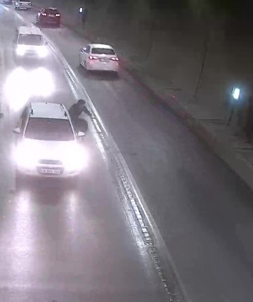 Tünelde bir anda duran otomobile motosiklet çarptı!