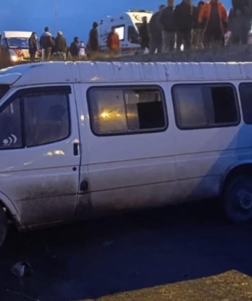 Servis minibüsü ile otomobil çarpıştı: 1 ölü 10 yaralı