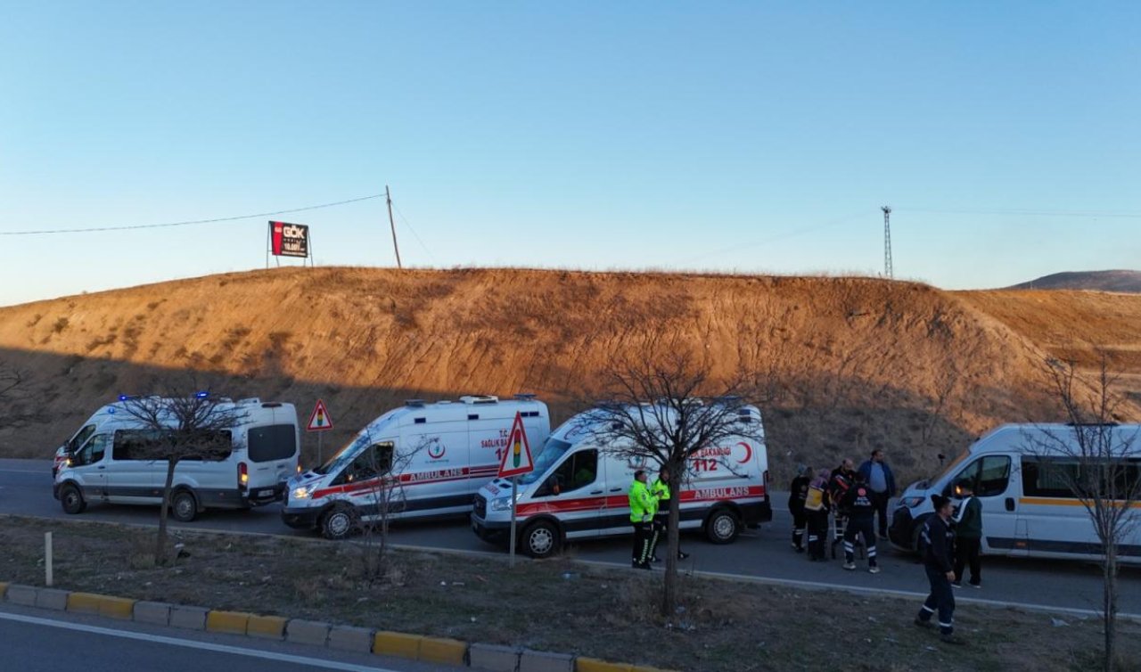 Üç servis aracı zincirleme kaza yaptı: 10 yaralı