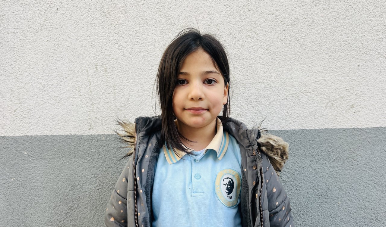 Üşüyen küçük kıza polislerden yürekleri ısıtan hareket