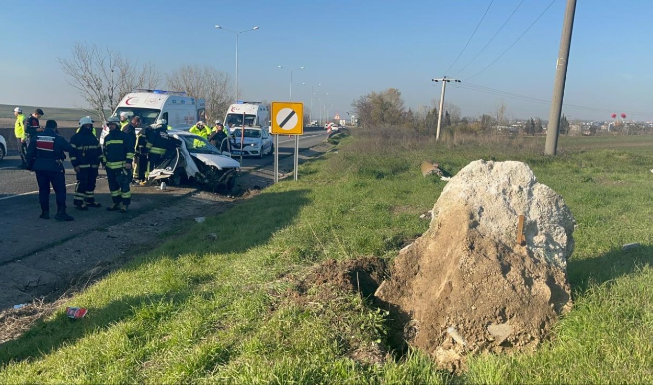 Beton parçasına çarpan otomobildeki 5 kişi yaralandı