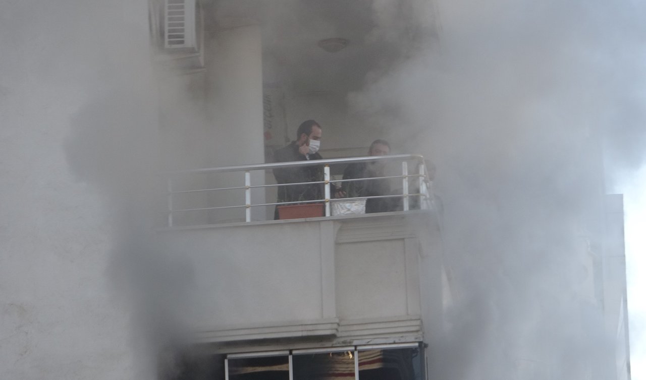 Apartmanda yangın: 20’den fazla kişi itfaiye merdiveniyle kurtarıldı