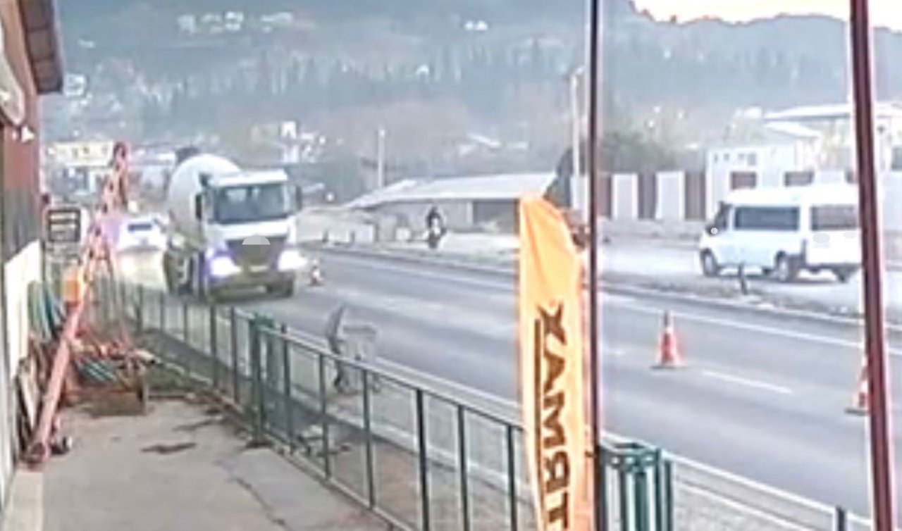 Feci kaza: Motosiklet ve sürücüsü minibüsün altında kaldı