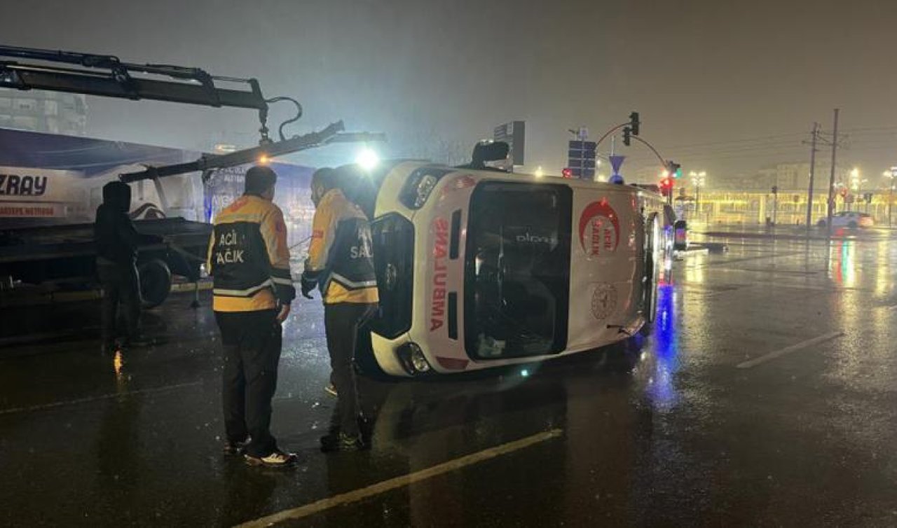 Hasta taşıyan ambulans devrildi: 6 yaralı