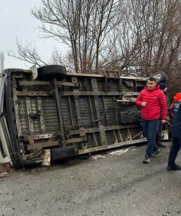 Öğrenci servisi devrildi: 15 yaralı