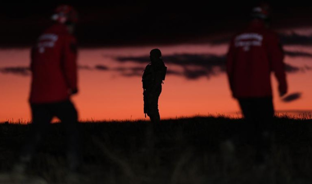 Düşen uçağın enkazındaki arama çalışmaları gün ağarınca hızlandı