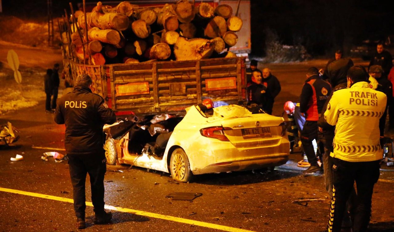 Tomruk yüklü tıra çarpan otomobilde 1 ölü 2 ağır yaralı!