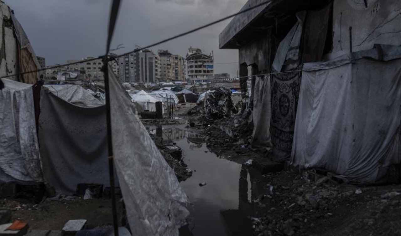 Gazze’de çadırlar su altında kaldı