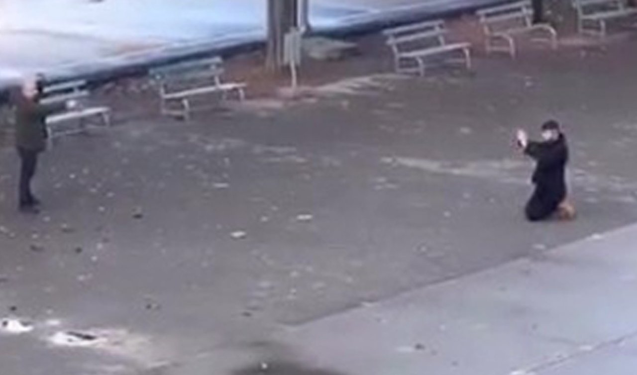 Okul bahçesinde korku dolu anlar! 18 yaşındaki genci silahla rehin aldı